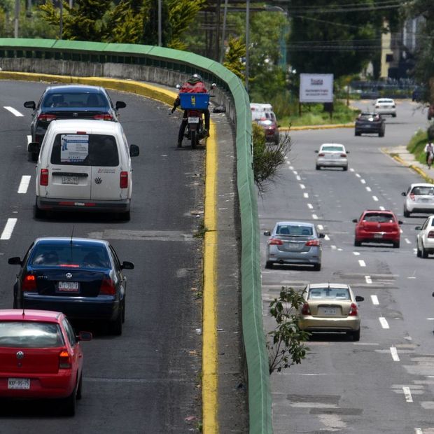 Autos circulando sobre puente. Hoy No Circula 27 de Octubre 2026.