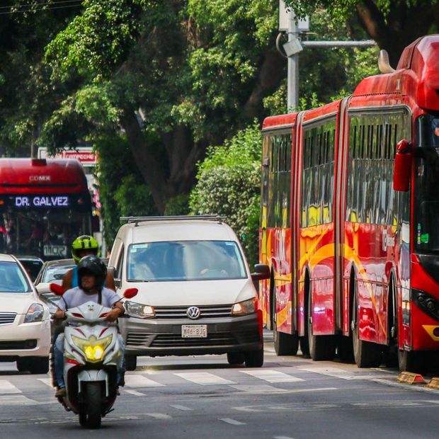 Vehículos transitando por calles de CDMX. Hoy No Circula 18 - 24 Octubre 2026.