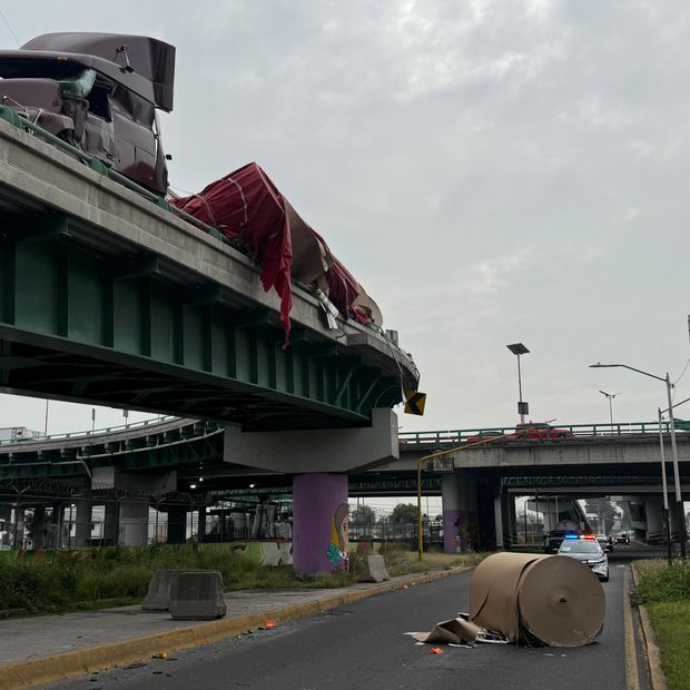 Tráiler a punto de caer en la México Pachuca