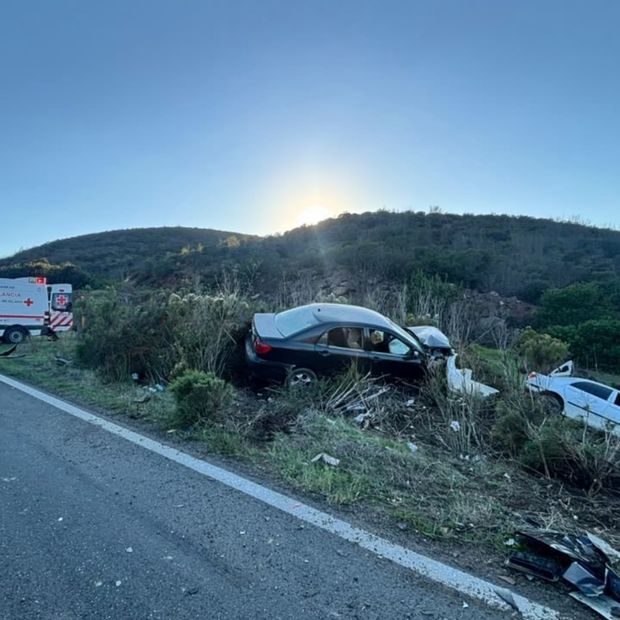 Dos Vehículos Caen a Barranco en Curva de Carretera Ensenada-Tecate; Hay un Herido