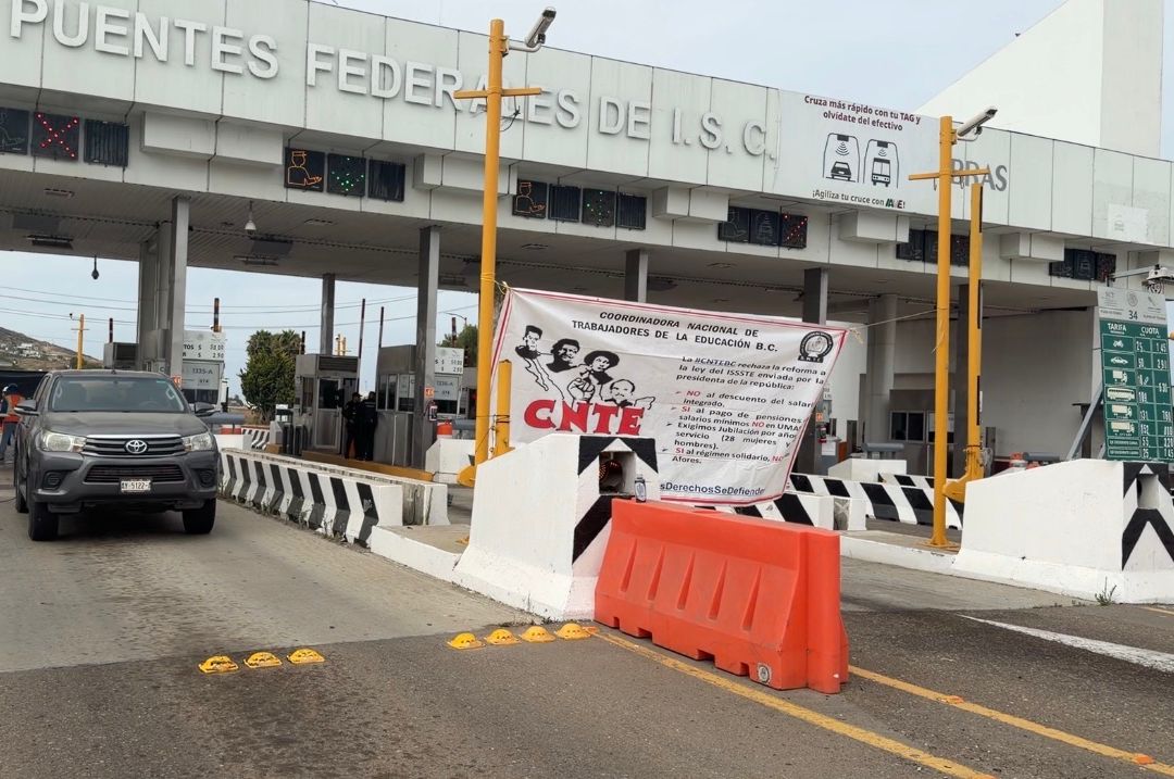 Docentes de CNTE Toman Casetas de Cobro en Tijuana