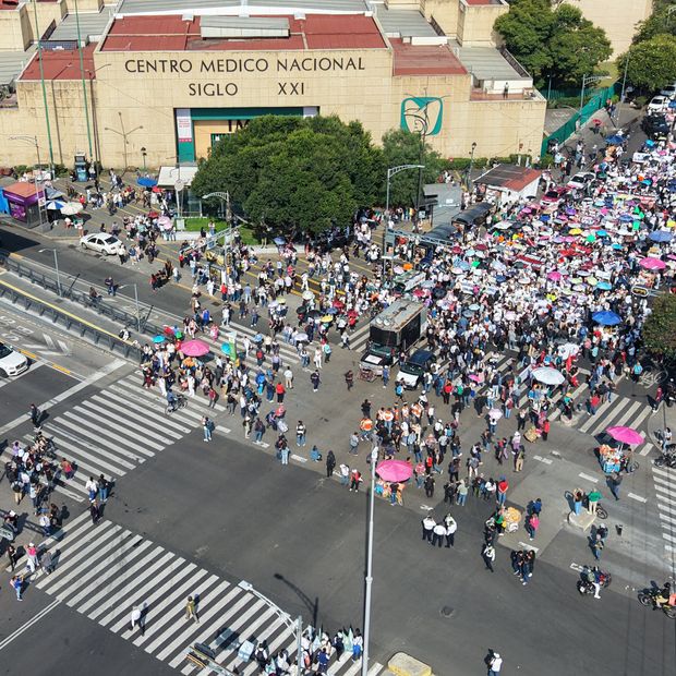 Trabajadores del IMSS Bloquean avenida Cuauhtémoc frente al Centro Médico Siglo XXI en CDMX
