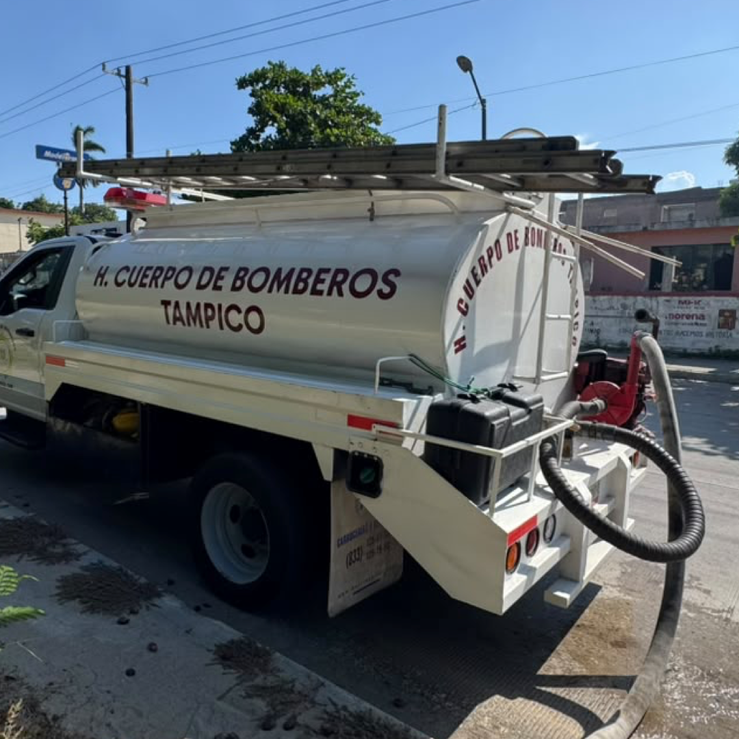 Bomberos Controlan Incendio en Pastizal de Tampico