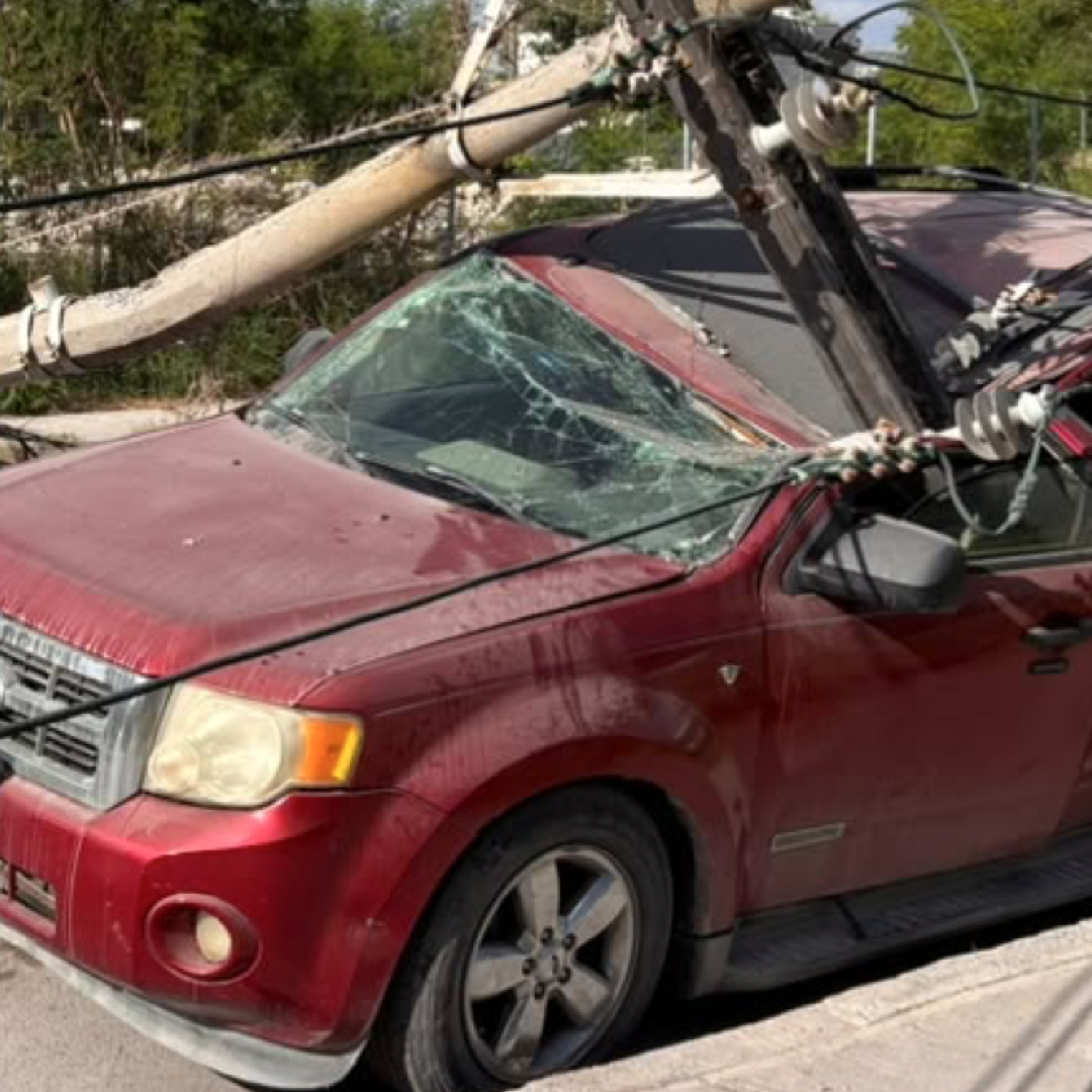 Conductor Resulta Lesionado al Derribar Poste y Dejar sin Luz a Colonia de Matamoros
