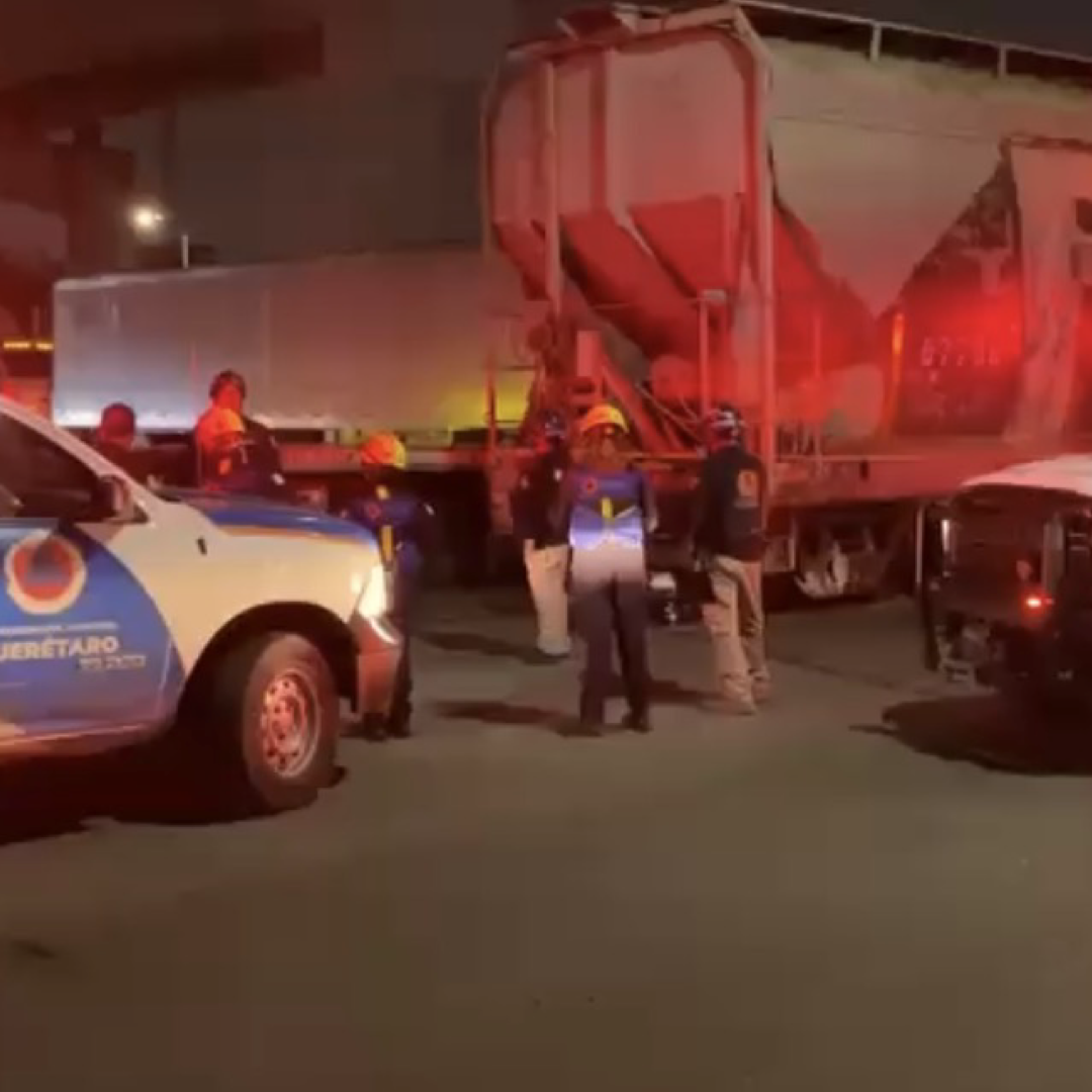 Motociclista Muere Arrollado tras Intentar Ganarle el Paso al Tren, en Querétaro