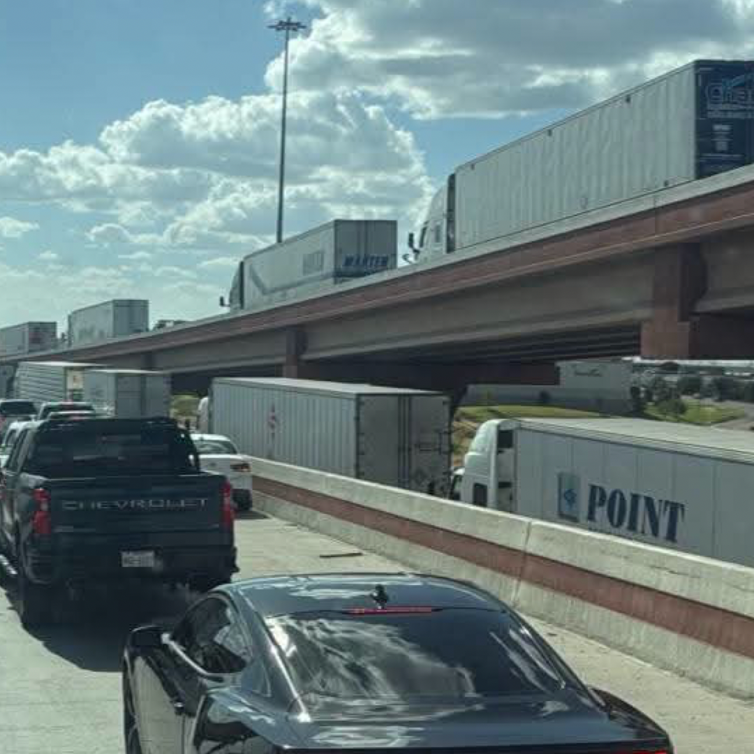 Presuntos Problemas en Aduana Detienen Tránsito en Puente del Comercio Mundial