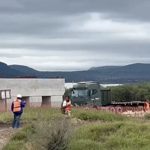 Vuelca Camión con Trabajadores del Tren México-Querétaro; Hay Un Muerto y Varios Lesionados