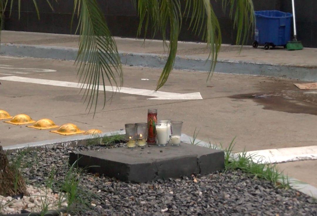Llevan Veladoras en Lugar Donde Fue Asesinado el Creador de Contenido César Gastélum en Culiacán