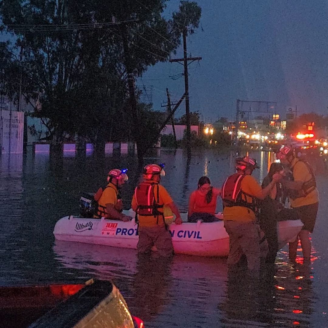 Rescatan a 15 Personas Atrapadas por Lluvias en el Campo El Diez en Culiacán