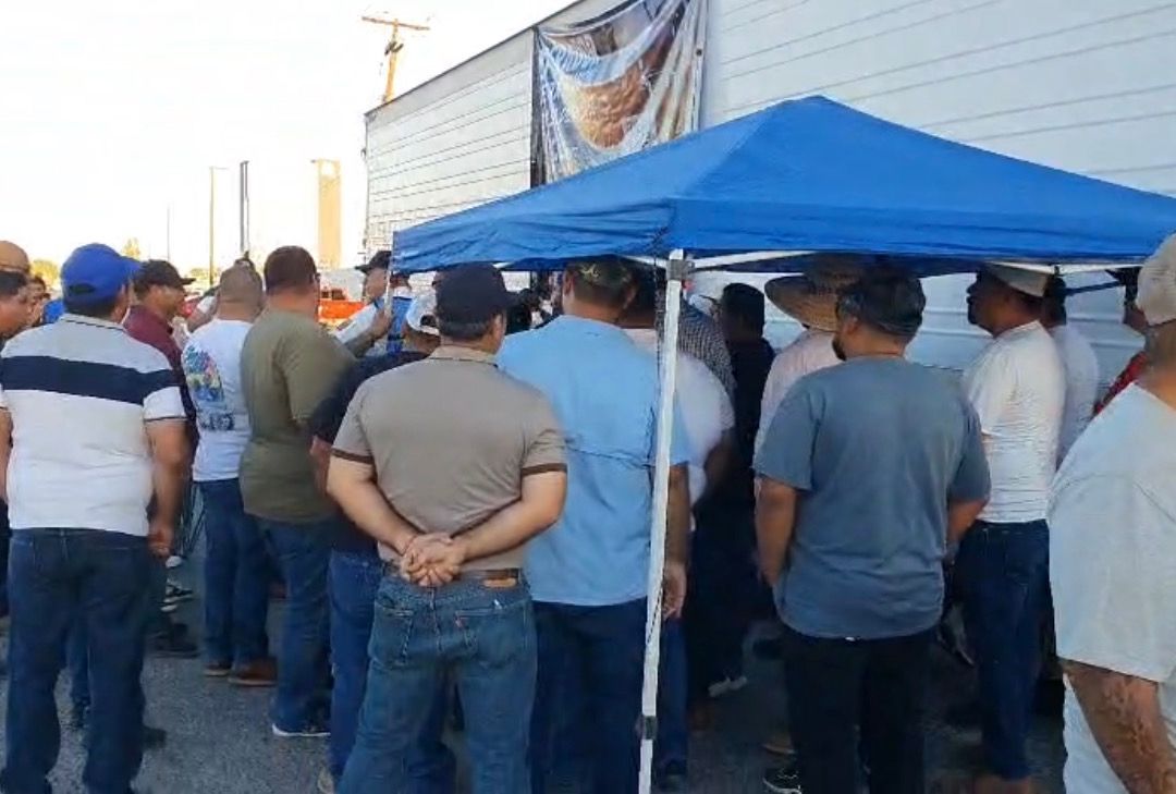 Transportistas de Mercancía Bloquean Garita Comercial de Mexicali