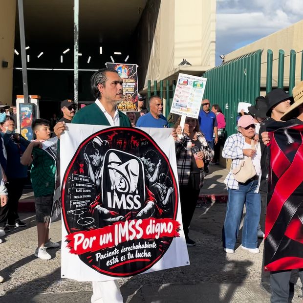 Protestan Trabajadores del IMSS Clinica 20 por Aumento Salarial en Tijuana