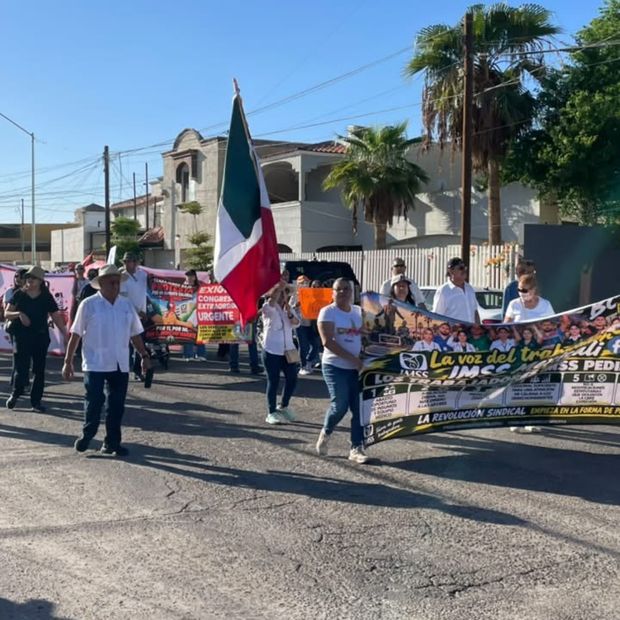 Protestan Trabajadores y Jubilados del IMSS Frente a Sindicato en Mexicali