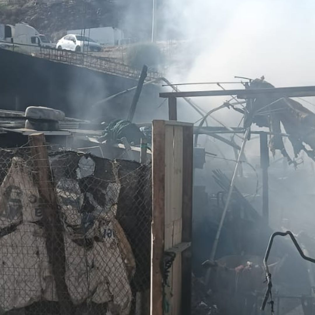 Voraz incendio en la colonia Arenales B destruye una vivienda y dos automóviles