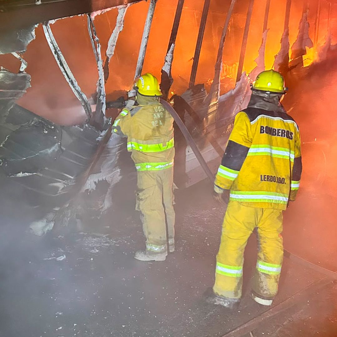 Elementos de Protección Civil y Bomberos utilizaron cerca de 15 mil litros de agua para controlar y sofocar por completo las llamas