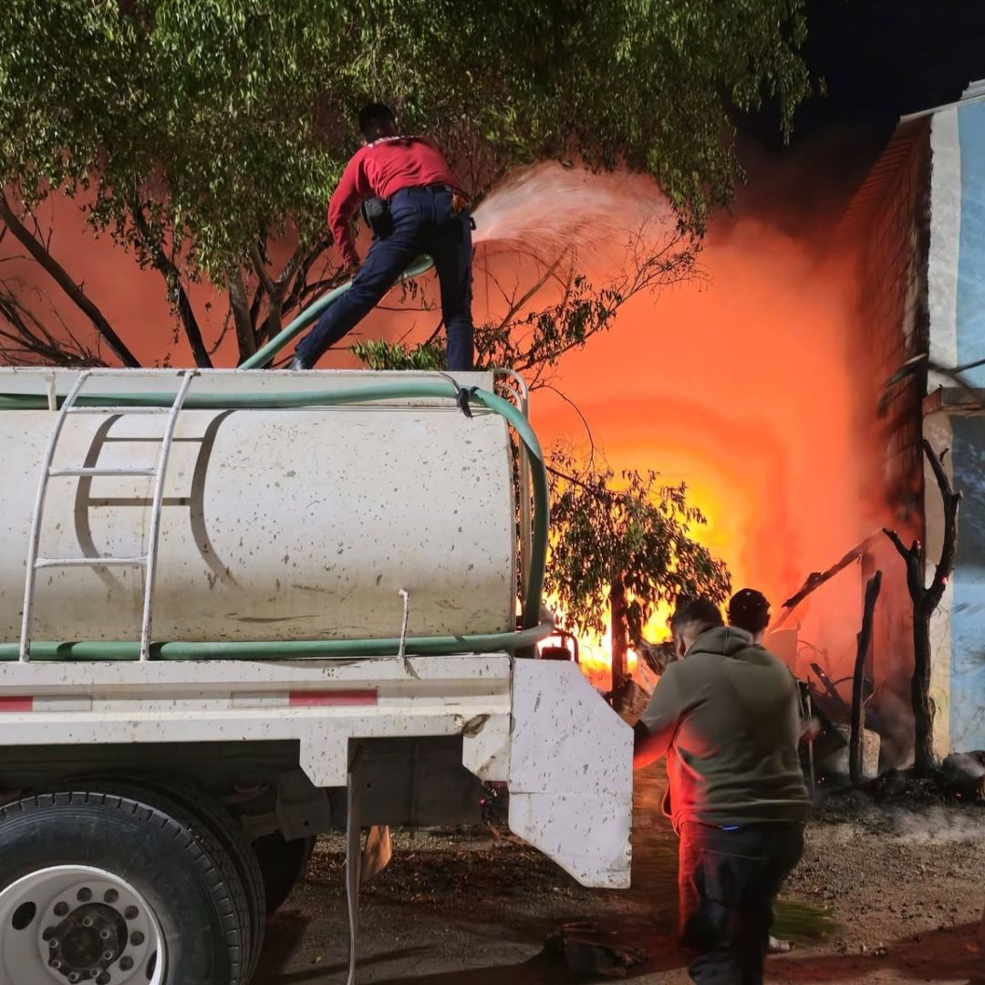 Incendio consume vivienda en Puebla.