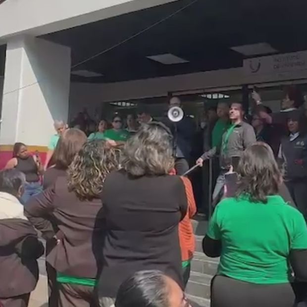Trabajadores del INVI afuera de las oficinas.