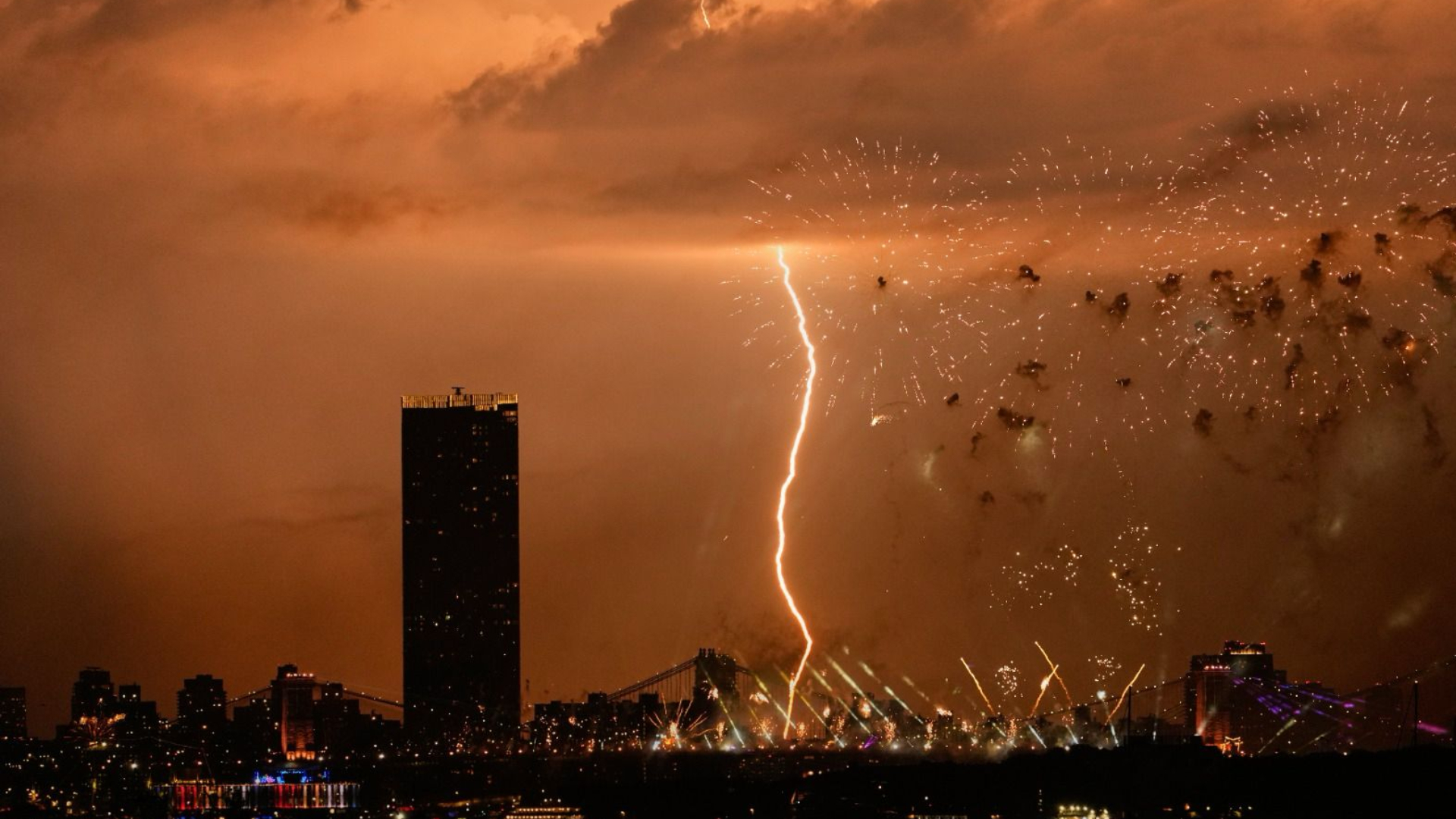 Incendio en el Puente de Brooklyn durante celebraciones del 4 de julio