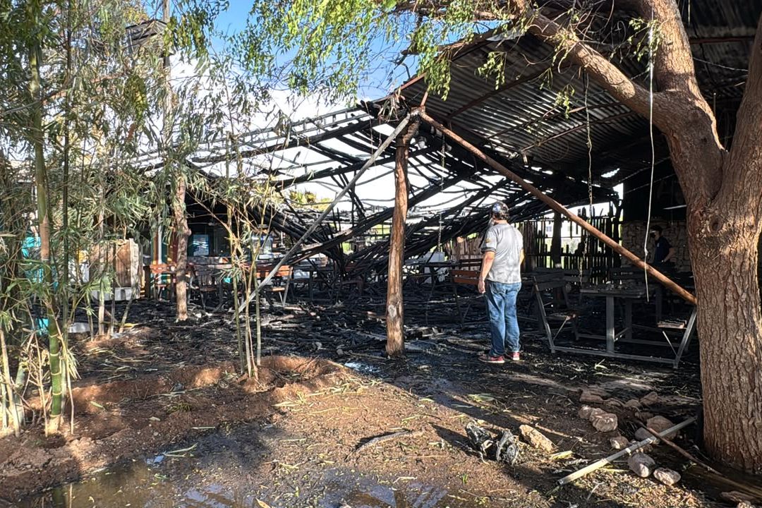 Se Incendia Restaurante de Mariscos Ubicado en la Carretera Hacia Bahía de Kino