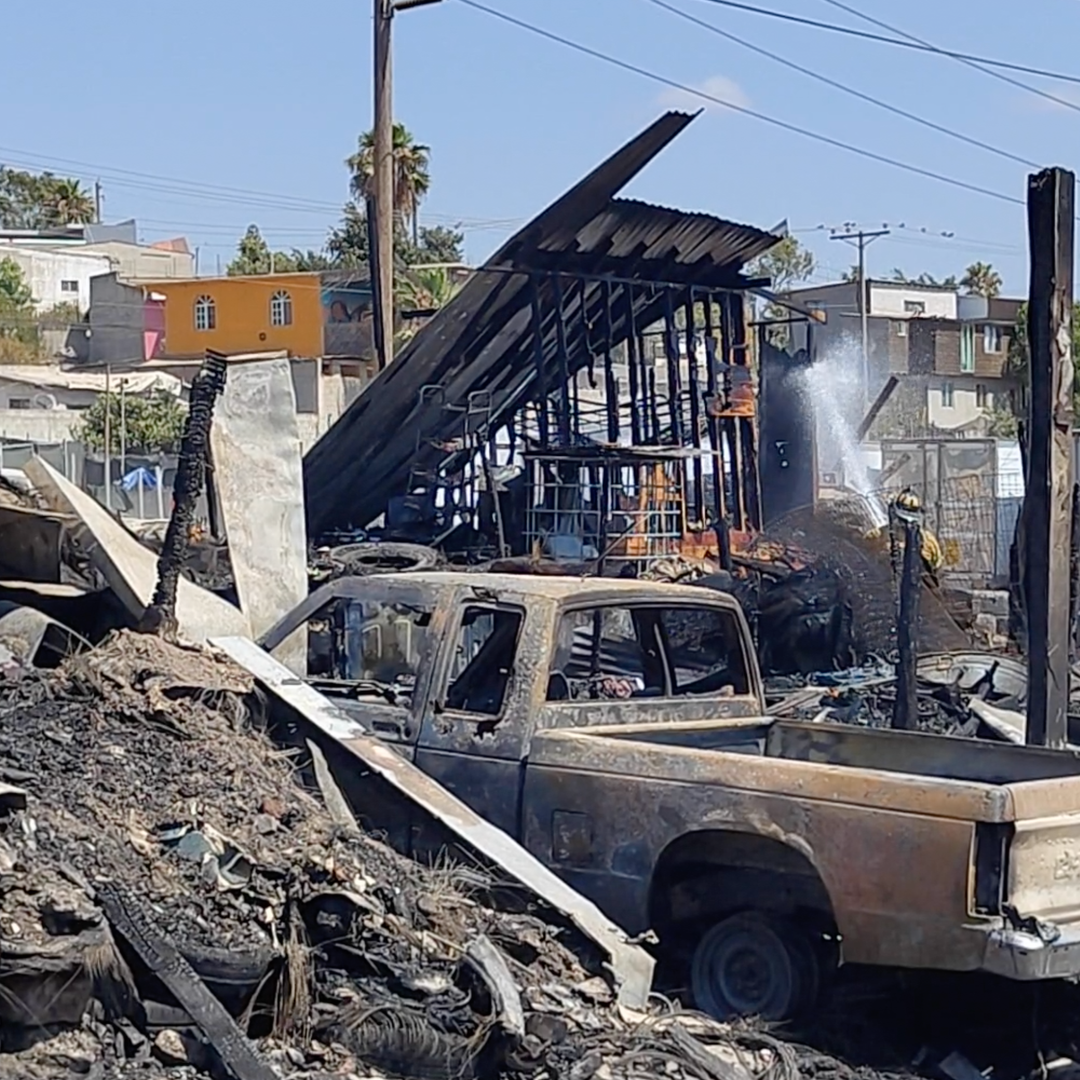 Un incendio consumió tres viviendas de madera en la colonia Lomas de Matamoros en Tijuana