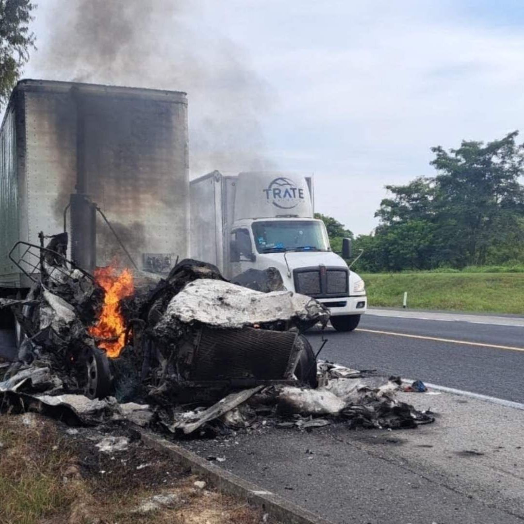 Fuego consume en su totalidad un tractocamión en autopista del norte de Veracruz