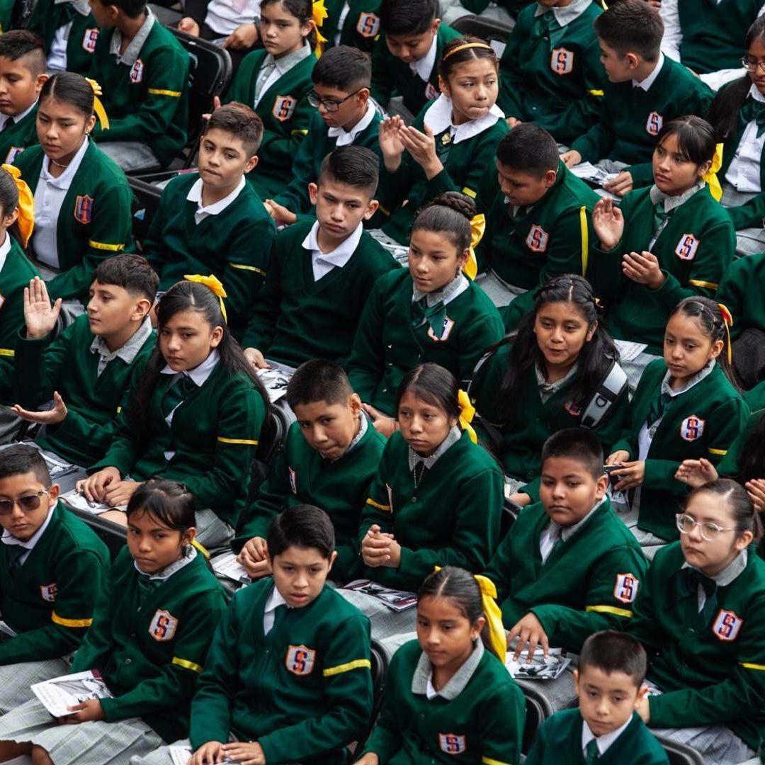 Alumnos de secundaria. Cuando entran a clases