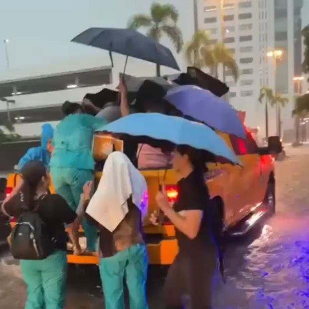 Protección Civil Auxilia a Personas y Automovilistas por Lluvias en Mazatlán, Sinaloa