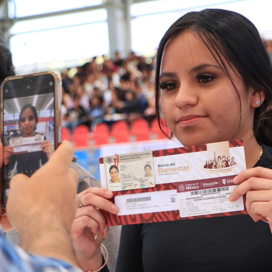 Mujer con Tarjeta de Jóvenes Escribiendo el Futuro. Escuelas que entran en convocatoria.