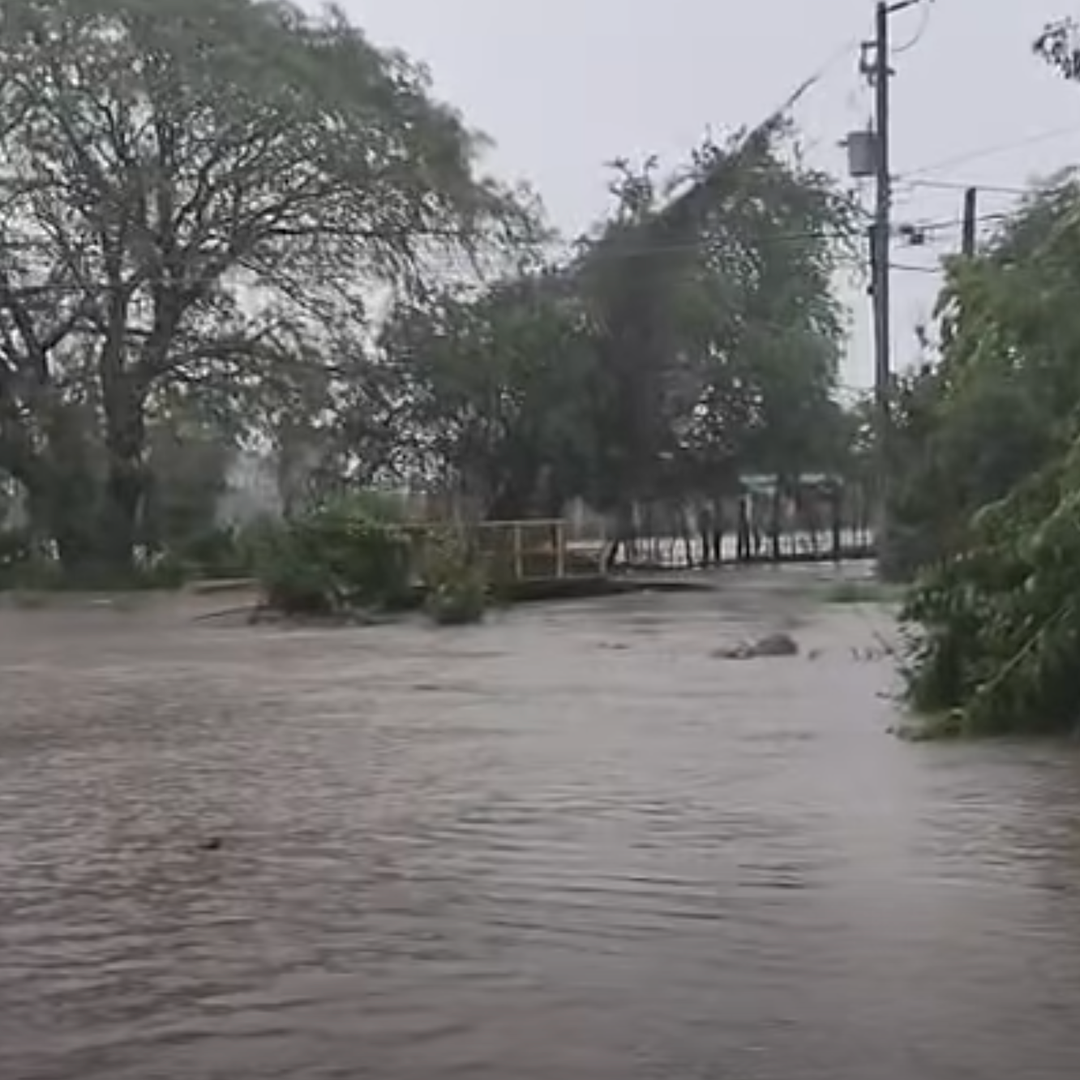 Se Desborda Arroyo en Villa Unión, Mazatlán
