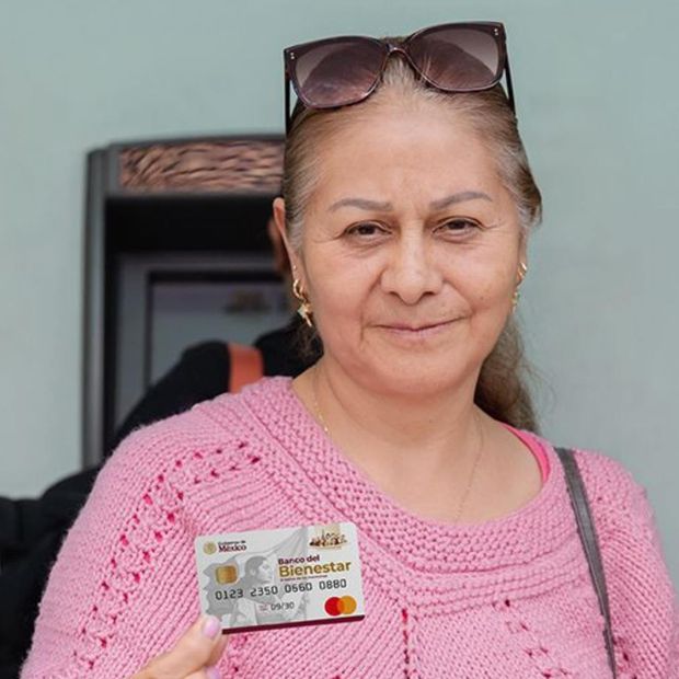 Mujer Muestra Tarjeta Bienestar. Qué Letras Hacen Registro el 20 de Octubre 2026.