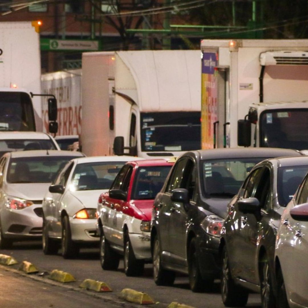 Autos circulando. Cuándo Vence Prorroga de Tenencia CDMX 2026 Consultar Adeudos