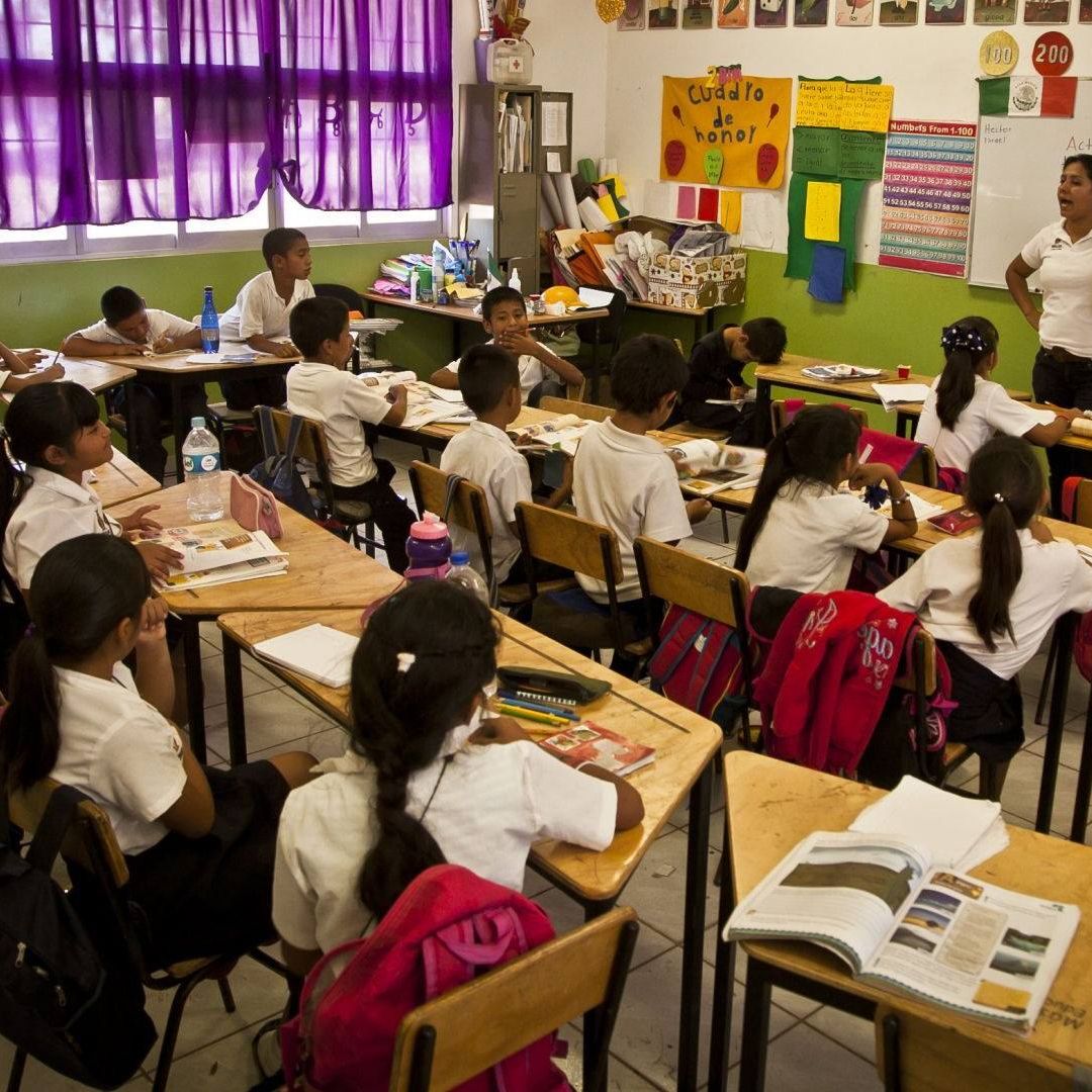 Niños en Salón de Clasaes. Lista Completa de Puentes Ciclo Escolar 2026-2027 del Calendario SEP
