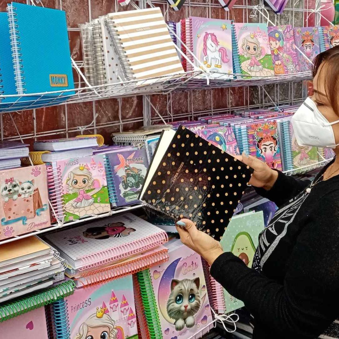 Mamá selecciona cuadernos y útiles escolares. Conoce qué piden y qué no en la Lista de Útiles Escolares 2026-2027