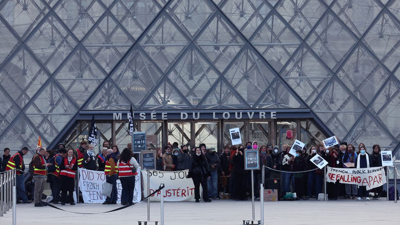 Manifestantes Bloquean Acceso a Museo del Louvre en París en Protesta por Represión