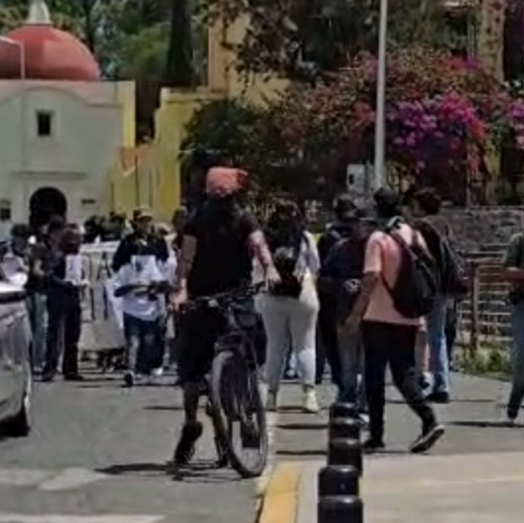 Manifestación de estudiantes y familias en Boulevard 5 de Mayo de Puebla.