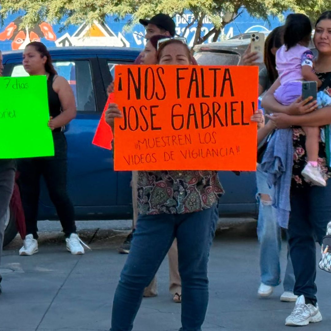 Familiares de José Gabriel se manifiestan en gasolinera donde fue visto por última vez