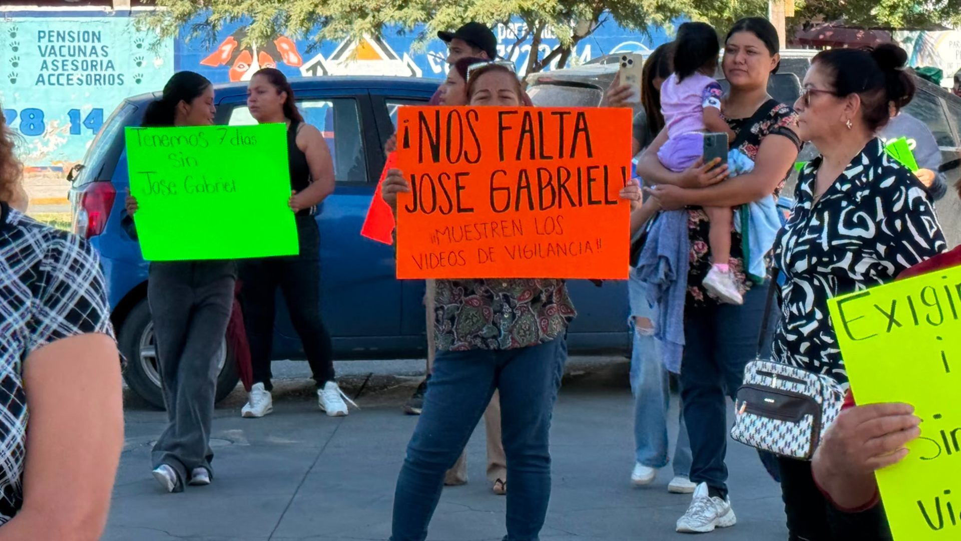 Familiares de José Gabriel se manifiestan en gasolinera donde fue visto por última vez