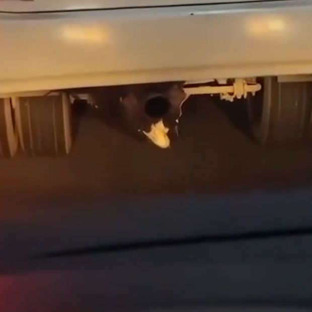 Menor Viaja Colgado Oculto Debajo de un Camión de Transporte en Querétaro