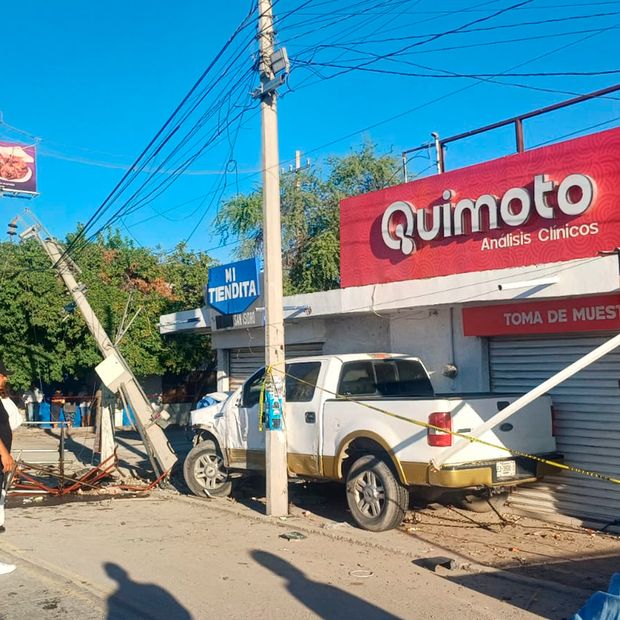 El conductor habría sufrido un infarto al volante, lo que habría provocado que chocara contra un poste de luz y locales comerciales
