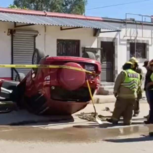 Madre e Hijo Resultan con Crisis Nerviosa tras Volcar Vehículo en Hermosillo