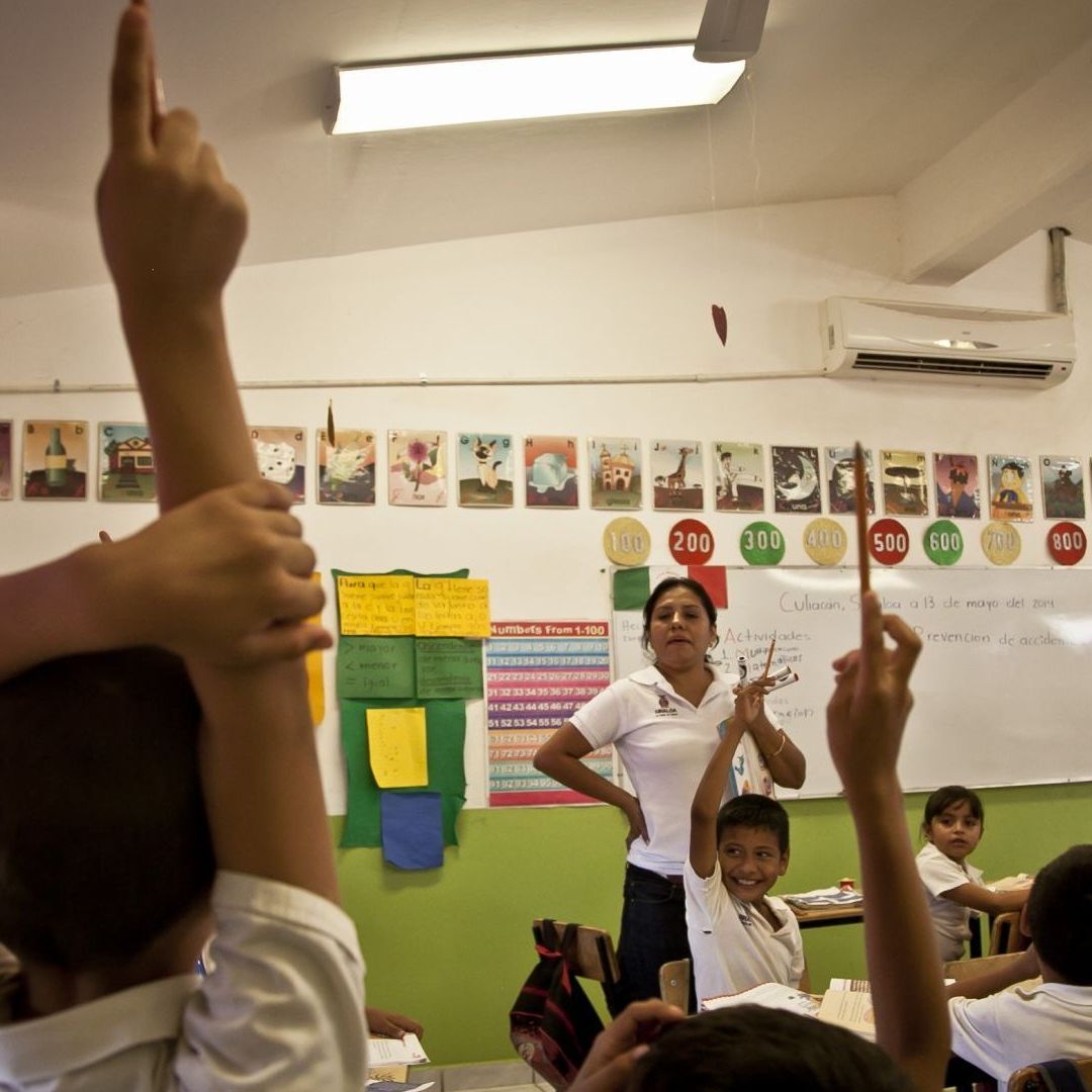Niños en salón de clases. Mañana 26 de junio 2026 hay clases. Calendario SEP