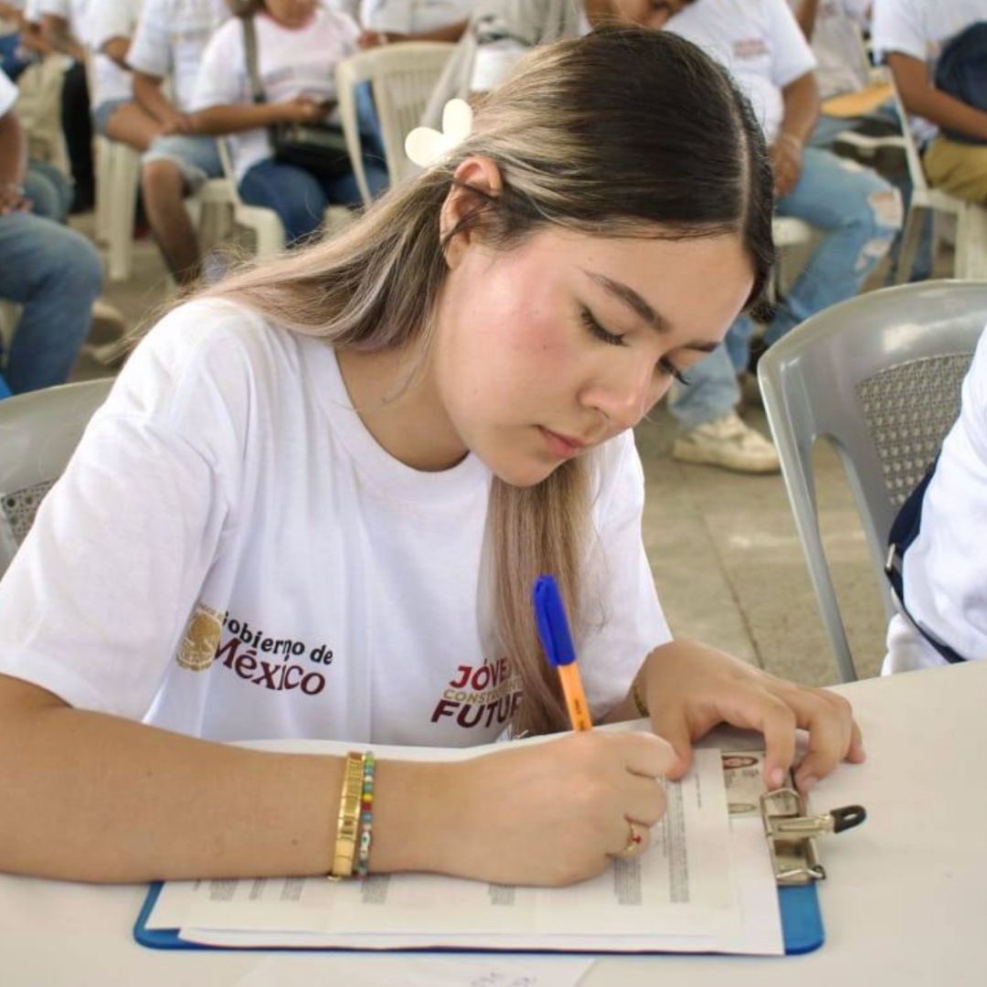 Mujer se registra a JCF. ¿Cómo postular a un centro de Trabajo en el Mapa de Focalización de Jóvenes Construyendo el Futuro?