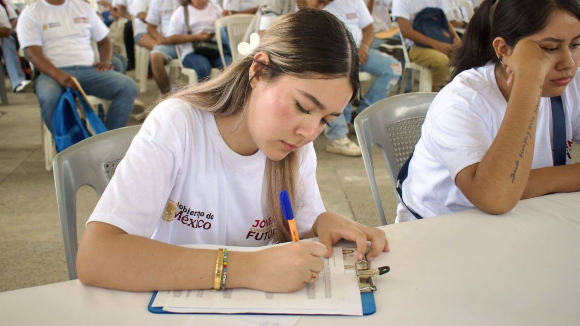 Mujer se registra a JCF. ¿Cómo postular a un centro de Trabajo en el Mapa de Focalización de Jóvenes Construyendo el Futuro?