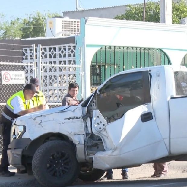 Mujer e Hijo Menor de Edad Resultaron Lesionados tras Volcar Vehículo en Hermosillo