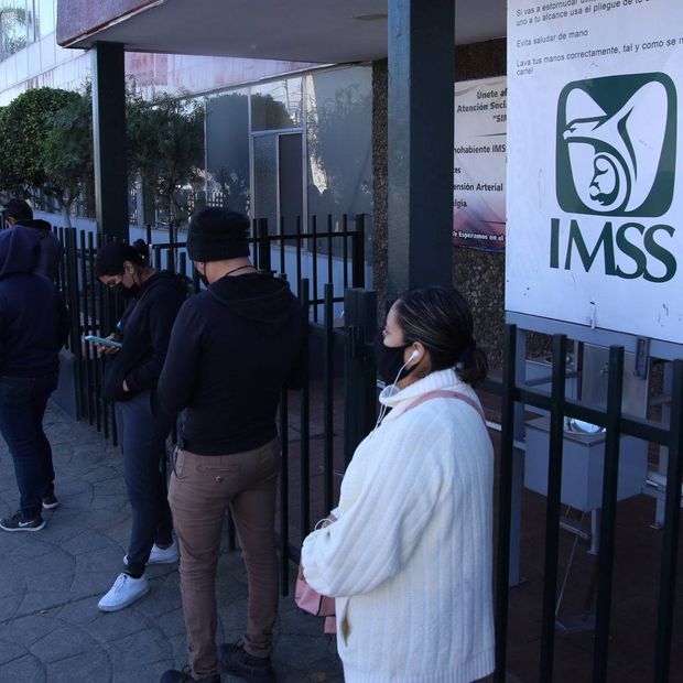 Personas frente a Logo del IMSS. Cambian Reglas para Modalidad 40 del IMSS, cómo calcular pensión
