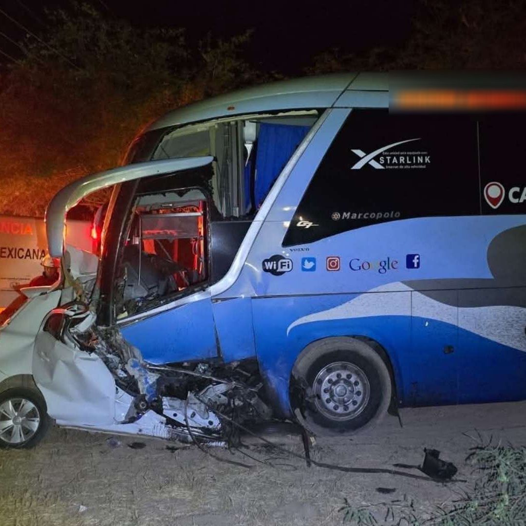 Mujer Pierde la Vida tras Chocar de Frente con Camión de Pasajeros en Carretera de Caborca