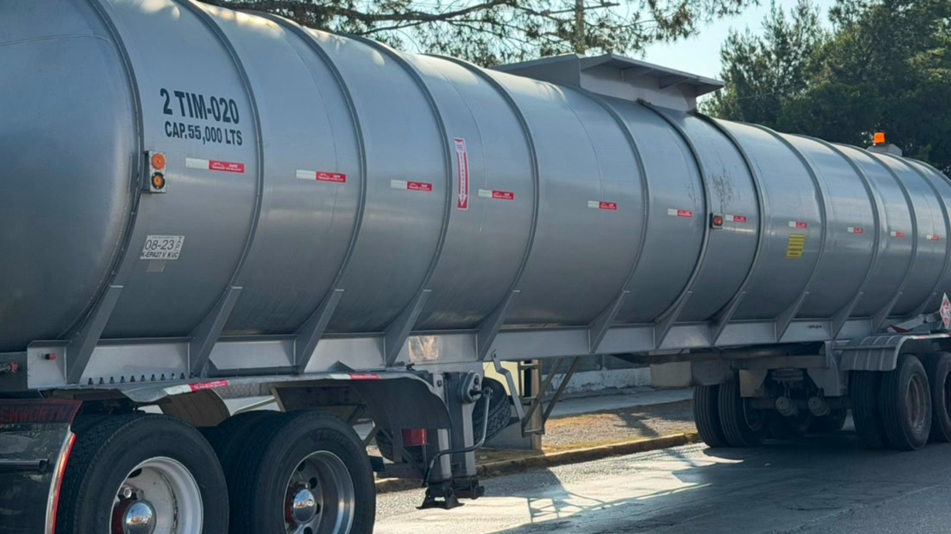 Elementos de la Policía Estatal lograron el aseguramiento de una pipa de combustible en la carretera Saltillo–Torreón