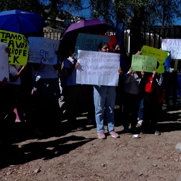 Pancartas de apoyo al docente colocadas en el acceso principal del plantel educativo