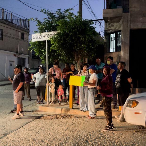Vecinos de la Sánchez Taboada manifestandose en el cruce de Real del Castillo y Cruz del Sur