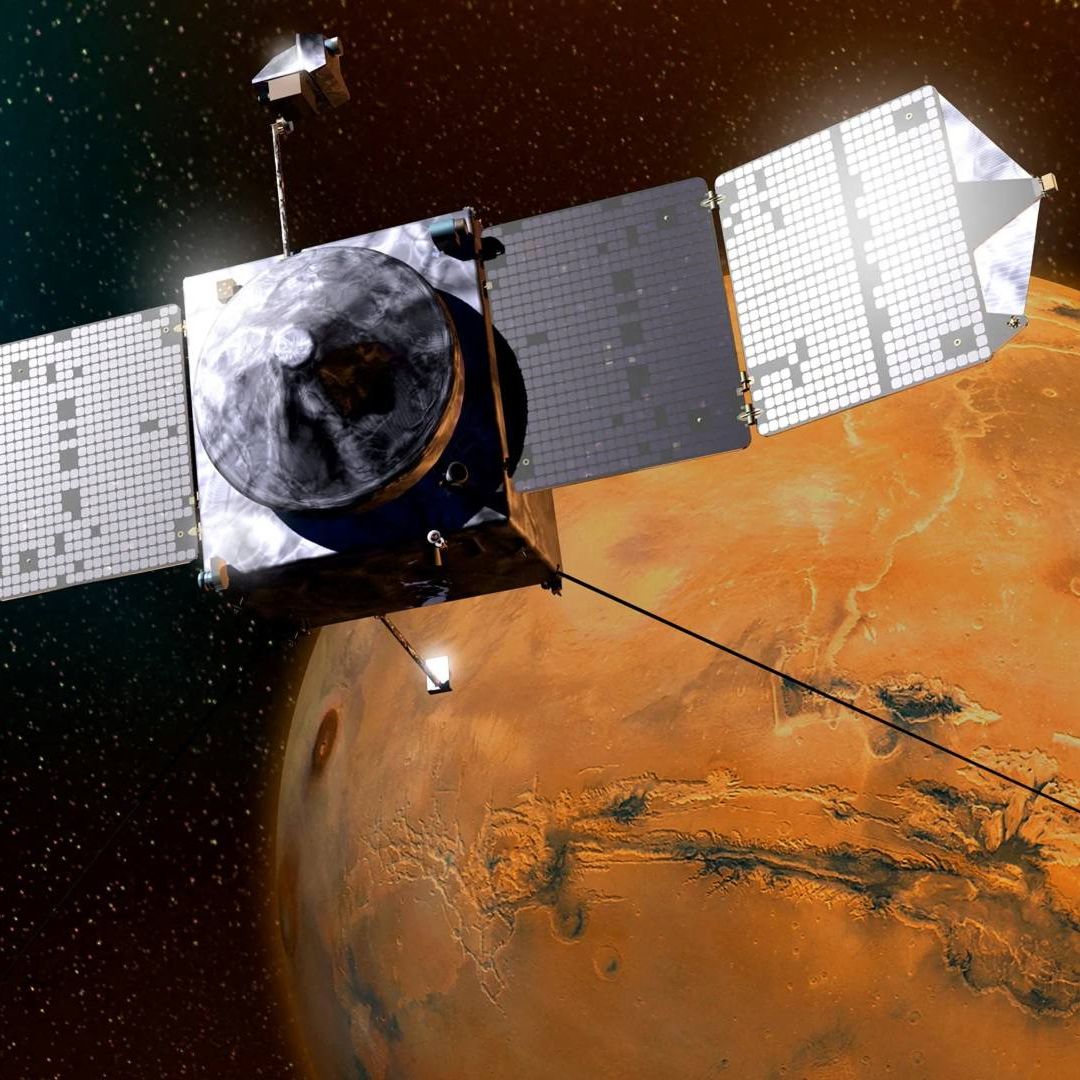 Representación artística de la sonda MAVEN de la NASA orbitando Marte