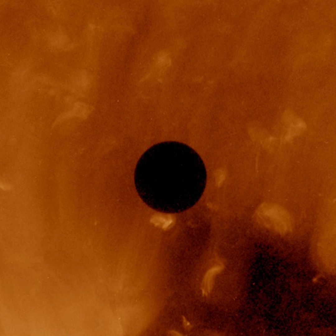 Venus entre el Sol y La Tierra.